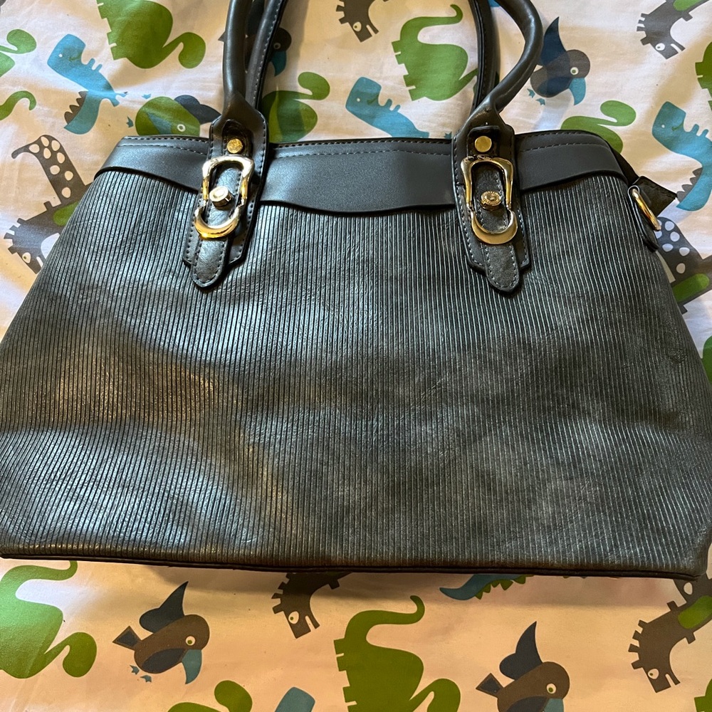 SELLING WOMEN HANDBAG 👜 SIZE MEDIUM COLOR DARK GRAY VERY CLEAN BAG .